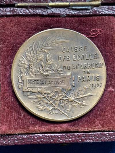 《竞宝斋》第423场 周日，周一，周二  3场连拍 （全场包邮） 法国1927年巴黎第十一区学校基金纪念铜章 13.6克 33.5mm 三角铜标 带盒