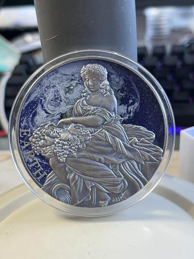 第177期拍卖【长期征集拍品】 - 喀麦隆2022年行星之神系列10地球-盖亚2盎司彩银币，999银，发行500枚