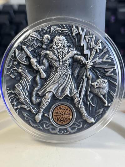 第177期拍卖【长期征集拍品】 - 纽埃2018年斯拉夫之神系列雷神佩龙镶嵌木头银币，999银，发行500枚