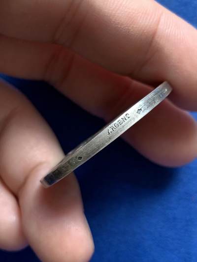 《竞宝斋》第423场 周日，周一，周二  3场连拍 （全场包邮） 法国鲁夫运河工程银质纪念章 22.9克 35.8mm  普通外拍 3200成交 正面：六边形盾徽上刻有年份1775， 图案区域标注1911-1916年及签名“GREGOIRE”；底部铭文“致鲁夫大型海上隧道的合作者与工人们”。背面：正在开凿的隧道中，一名工人倚靠镐头休息；底部铭文“长度7,200米 开口22米/断面300平方米”。 原盒  此章颁发给桥梁与公路总监察长克拉韦耶 