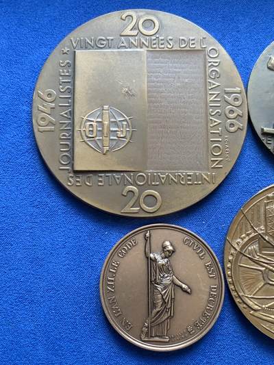 《竞宝斋》第423场 周日，周一，周二  3场连拍 （全场包邮） 五枚一组 外国纪念铜章 41.2mm-75mm 总重约382.5克