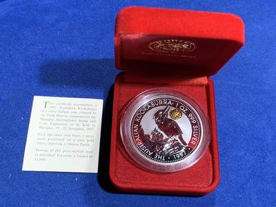 《竞宝斋》第423场 周日，周一，周二  3场连拍 （全场包邮） 澳大利亚 1997年 笑翠鸟 熊猫镶嵌银币 含纯银1盎司999银，镶嵌部分重0.5克黄金，发行1.5万枚，为上海国际钱币展而发行