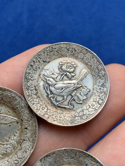 《竞宝斋》第423场 周日，周一，周二  3场连拍 （全场包邮） 三枚一组 法国私人定制鸟类银章 带有80%含银量银标 总重13克 25.8mm