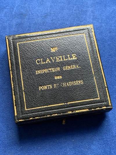 《竞宝斋》第423场 周日，周一，周二  3场连拍 （全场包邮） 法国鲁夫运河工程银质纪念章 22.9克 35.8mm  普通外拍 3200成交 正面：六边形盾徽上刻有年份1775， 图案区域标注1911-1916年及签名“GREGOIRE”；底部铭文“致鲁夫大型海上隧道的合作者与工人们”。背面：正在开凿的隧道中，一名工人倚靠镐头休息；底部铭文“长度7,200米 开口22米/断面300平方米”。 原盒  此章颁发给桥梁与公路总监察长克拉韦耶 