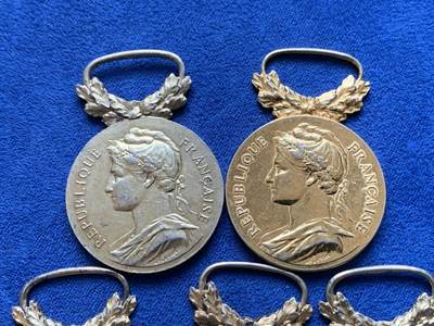 《竞宝斋》第423场 周日，周一，周二  3场连拍 （全场包邮） 五枚一组 法国镀金银质功勋章 总重约61.7克 26.9-29mm