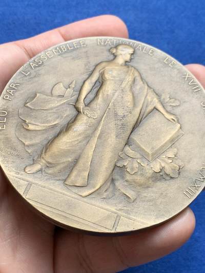 《竞宝斋》第423场 周日，周一，周二  3场连拍 （全场包邮） 1913年雷蒙·普恩加莱当选总统纪念章  保存于原装勃艮第红盒子 147.3克 71.8mm 丰饶角铜标