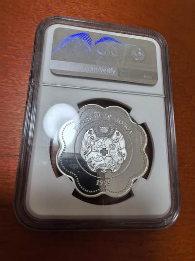 长老汇蛇年精选第五十四场拍卖 1999 汤加千禧年1潘加梅花形精制银币，NGC PF69UC，冠军