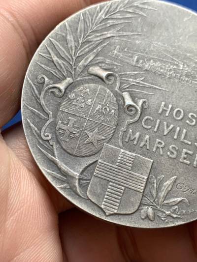 《竞宝斋》第423场 周日，周一，周二  3场连拍 （全场包邮） 法国1913年马赛市民医院纪念银章，城市景观纹章图，丰饶角1AR边铭，49.8mm，63.5克