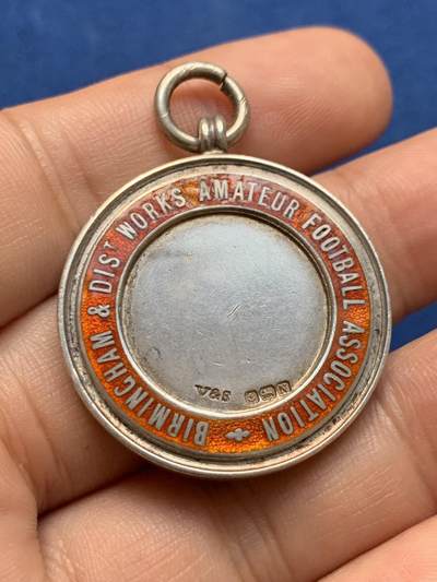 《竞宝斋》第423场 周日，周一，周二  3场连拍 （全场包邮） 英国伯明翰足球协会纪念银章 24.5克 32.3mm