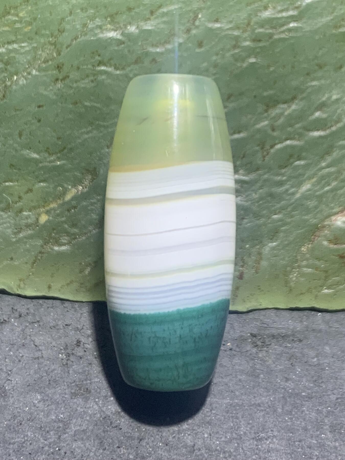 精美冰透高玉化瓷白绿双色缠丝玛瑙桶珠一颗