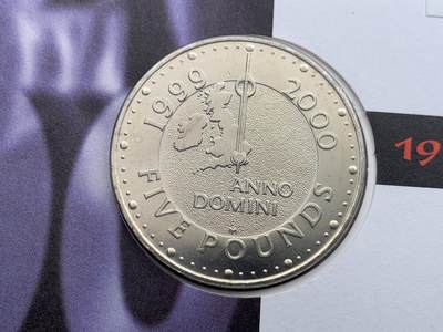 《竞宝斋》第423场 周日，周一，周二  3场连拍 （全场包邮） 英国2000年千禧年跨越世纪，格林尼治倒计时主题纪念限量邮币封，经典世纪倒计时表盘同题材5英镑纪念克朗币。经典的一枚，超大幅设计。