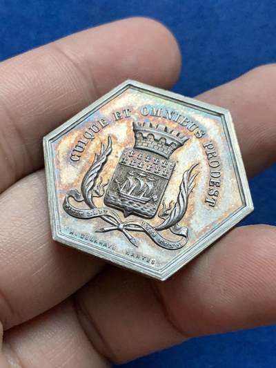 《竞宝斋》第423场 周日，周一，周二  3场连拍 （全场包邮） 1849年南特火灾保险六角银质代币 品相佳，直径：31.5mm，重：11.45g，丰饶角边铭。