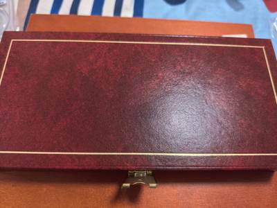 长老汇蛇年精选第五十四场拍卖 1996英国女王诞辰70周年10英镑纸币+5英镑精制银币套装，纸币编号是女王专用的HM=Her Majesty，小号，很多小号都是慈善晚会捐款用的，限量发行；银币28.28克925银