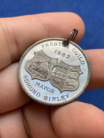 《竞宝斋》第423场 周日，周一，周二  3场连拍 （全场包邮） 英国1882阿尔巴尼公爵&公爵夫人纪念章，WM金属，直径：29.8mm，重量：7.85克。