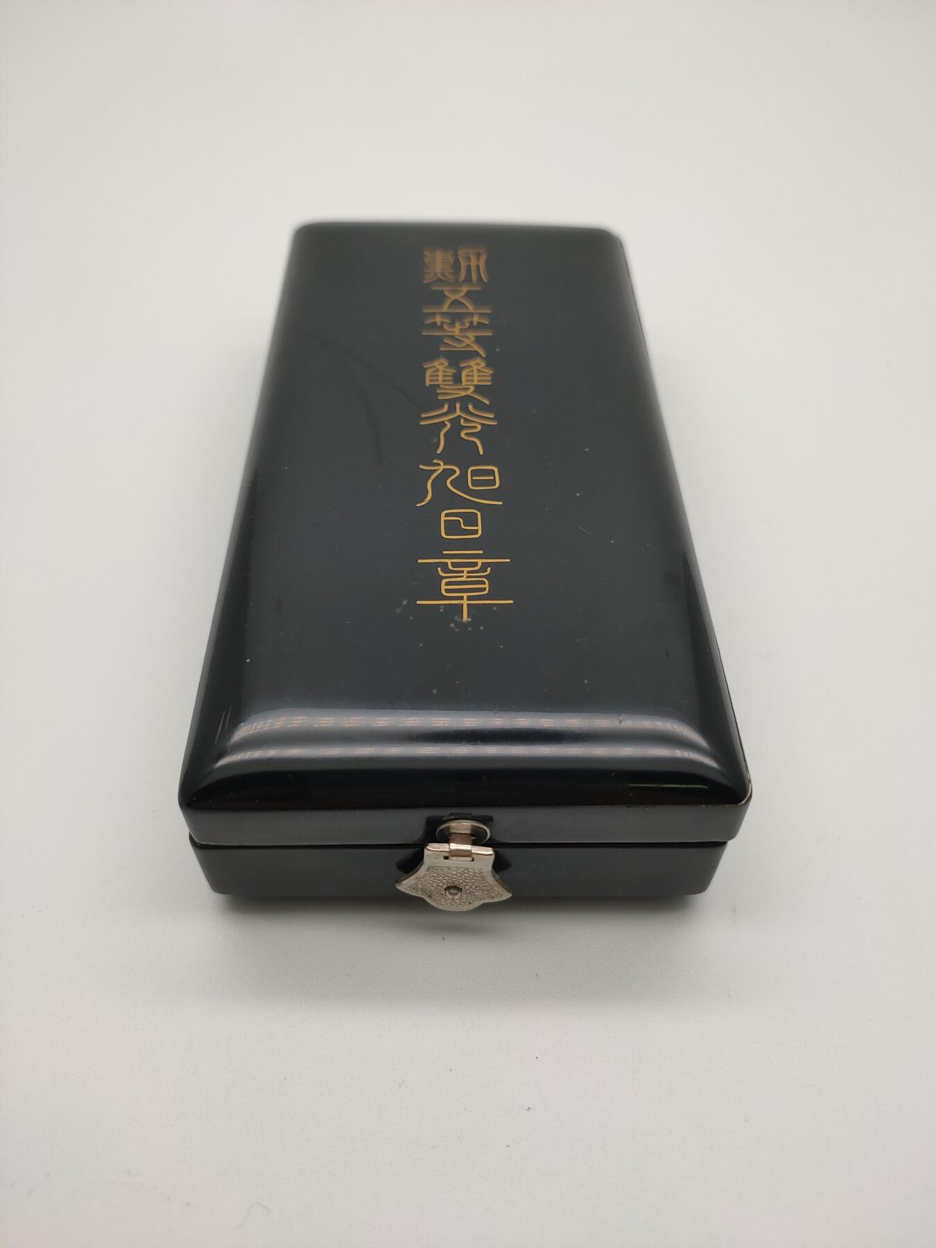 徽章杂项专场0927 勋五等旭日章 绶带及上部分带原盒黑漆木盒有轻微开裂现象