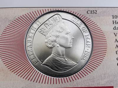 《竞宝斋》第423场 周日，周一，周二  3场连拍 （全场包邮） 英国2005年发行英国澳大利亚1919首航纪念邮币封。嵌入1988年马恩岛澳大利亚凤头鹦鹉纪念克朗币，邮票皆为英澳历史遗迹。超豪华大幅仿航空信封设计，元素满满，美轮美奂。