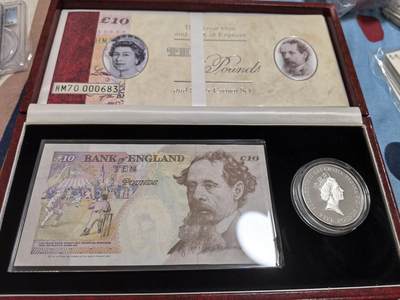 长老汇蛇年精选第五十四场拍卖 1996英国女王诞辰70周年10英镑纸币+5英镑精制银币套装，纸币编号是女王专用的HM=Her Majesty，小号，很多小号都是慈善晚会捐款用的，限量发行；银币28.28克925银