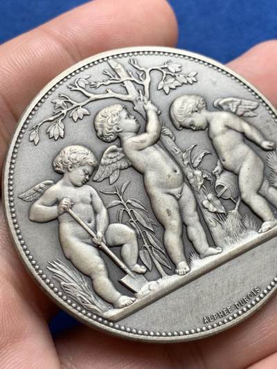 《竞宝斋》第423场 周日，周一，周二  3场连拍 （全场包邮） 法国三天使园艺银章 丰饶角2银标 带盒 60.6克 50.2mm