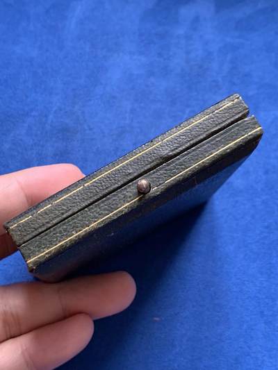 《竞宝斋》第423场 周日，周一，周二  3场连拍 （全场包邮） 法国鲁夫运河工程银质纪念章 22.9克 35.8mm  普通外拍 3200成交 正面：六边形盾徽上刻有年份1775， 图案区域标注1911-1916年及签名“GREGOIRE”；底部铭文“致鲁夫大型海上隧道的合作者与工人们”。背面：正在开凿的隧道中，一名工人倚靠镐头休息；底部铭文“长度7,200米 开口22米/断面300平方米”。 原盒  此章颁发给桥梁与公路总监察长克拉韦耶 