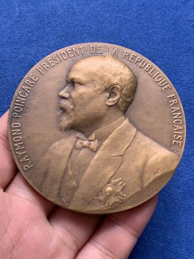 《竞宝斋》第423场 周日，周一，周二  3场连拍 （全场包邮） 1913年雷蒙·普恩加莱当选总统纪念章  保存于原装勃艮第红盒子 147.3克 71.8mm 丰饶角铜标