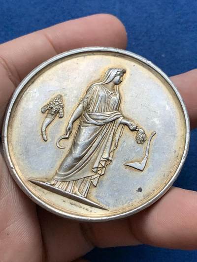 《竞宝斋》第423场 周日，周一，周二  3场连拍 （全场包邮） 法国农业女神大银章 64.6克 50.8mm 丰饶角银标