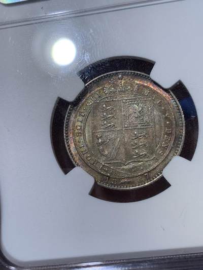 《竞宝斋》第423场 周日，周一，周二  3场连拍 （全场包邮） NGC MS63 英国1887年 维多利亚女王1先令银币，欧洲老藏家百年收藏，长期储存形成的欧洲五彩包浆，双面色泽皆美丽动人，63分里的极品，姹紫嫣红。