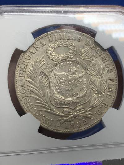 《竞宝斋》第423场 周日，周一，周二  3场连拍 （全场包邮） NGC AU55 危地马拉1894年加盖秘鲁坐人1比索1885年银币，细节非常清晰，加盖位置居中，比较难得。