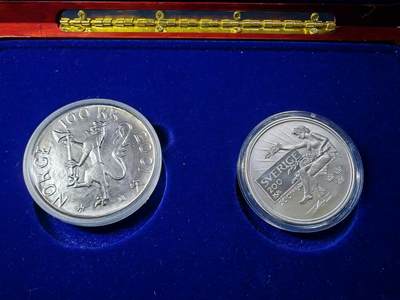 长老汇蛇年精选第五十四场拍卖 2001挪威+瑞典诺贝尔百周年100克朗+200克朗银币，原盒+说明纸，极为难得，仅挪威那枚克书标价225美金，2000套