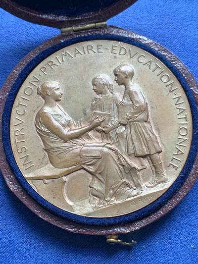 《竞宝斋》第423场 周日，周一，周二  3场连拍 （全场包邮） 名家罗蒂作品 法国国民教育部纪念铜章 带盒 62克 50.2mm 丰饶角铜标