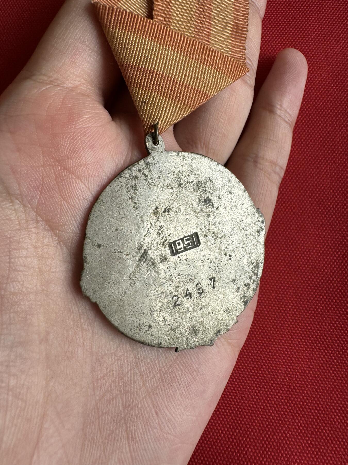 五哥徽章群   29号周一晚上八点4群联拍 1951年