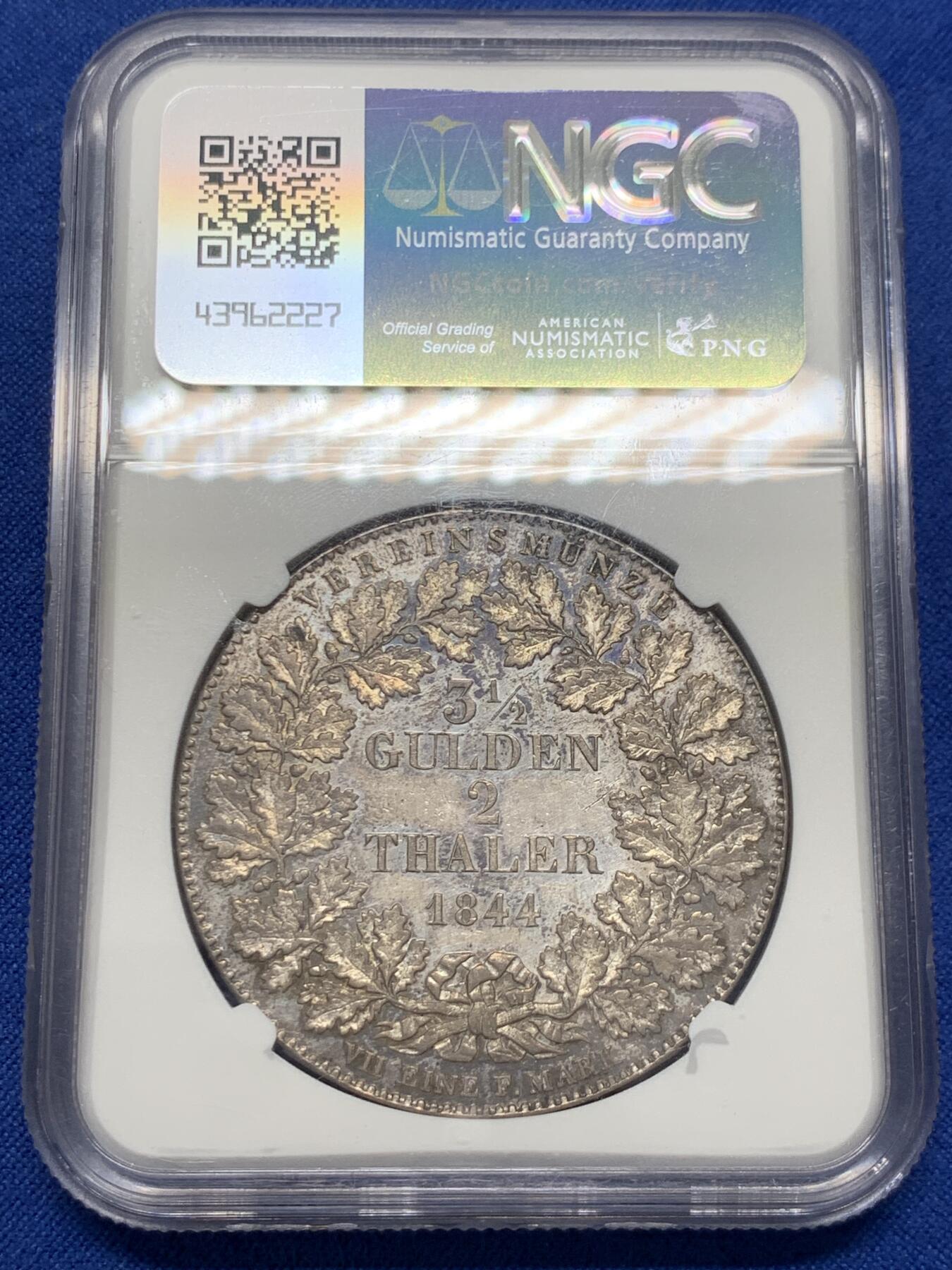 《竞宝斋》第423场 周日，周一，周二  3场连拍 （全场包邮） NGC AU55 德国1844年法兰克福城市景观2泰勒银币，高点细节很好，正面底板欧陆灰包浆，略带五彩，背面镜面底板，五彩包浆，1844是末年和小特年，55分以上仅10枚，评级数量很少。