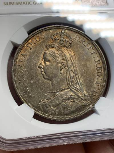 《竞宝斋》第423场 周日，周一，周二  3场连拍 （全场包邮） NGC AU58 英国1887年维多利亚高冠马剑克朗银币 包浆厚重 味道好