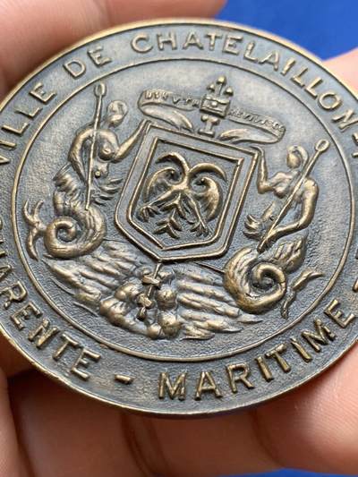 《竞宝斋》第423场 周日，周一，周二  3场连拍 （全场包邮） 法国沙泰勒永海滩市城市纪念铜章 59.1克 49.3mm 人鱼小姐比较抽象