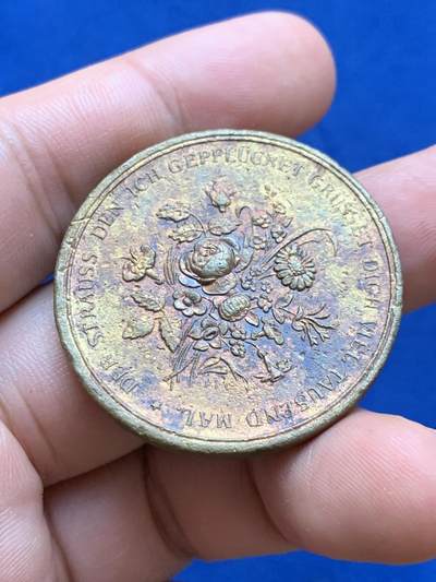 《竞宝斋》第423场 周日，周一，周二  3场连拍 （全场包邮） 美女与花卉纪念章，直径：37.7mm，重量：27.6克。细节见图