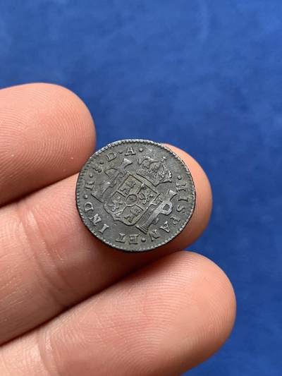 《竞宝斋》第423场 周日，周一，周二  3场连拍 （全场包邮） 1797年西属智利1/2里亚尔银币，比起墨西哥、秘鲁、玻利维亚来说，智利银币的发行量是仅次于哥伦比亚第二稀少的地区，存世量更是稀少。正面：卡洛斯四世胸像，下方纪年铭文：CAROLUS IIII DEI GRATIA（卡洛斯四世·承神恩）背面：皇冠盾徽与海格力斯柱。铭文：HISPAN ET IND REX（西班牙与西印度群岛国王）So/智利圣迭戈厂标，FJ/验金师字母缩写。状态如图，原包浆未清洗，人