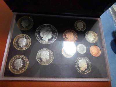 长老汇蛇年精选第五十四场拍卖 2009英国精制币12枚，盒证全，含大热门邱园50便士，普制币套装市场价大约2900元，这套是精制币