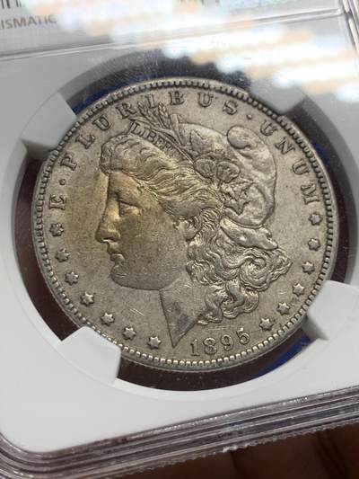 《竞宝斋》第423场 周日，周一，周二  3场连拍 （全场包邮） NGC XF40 美国 1895年 一美元 摩根银币 “摩根王”年份 整体味道和状态不错 砸盒重评有望加分