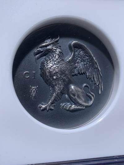 《竞宝斋》第423场 周日，周一，周二  3场连拍 （全场包邮） 首期 NGC MS70ANTIQUED 库克2024年发行古希腊货币5（超高浮雕狮鹫设计）仿古银币（CIT重现千年货币复刻：1盎司克重，999纯银，33MM，限量999枚，盒证齐全）加厚盒
