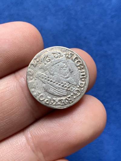 《竞宝斋》第423场 周日，周一，周二  3场连拍 （全场包邮） 1624年波兰立陶宛联邦3格罗申银币，正面：西吉斯蒙德三世右侧面肖像。SIG.III.D.G.REX.POL.MDL  译文：西吉斯蒙德三世，蒙上帝恩典，波兰国王，立陶宛大公。背面：上方为罗马数字面额、波兰鹰徽、瓦萨王朝纹章与将年份分隔的立陶宛维提斯骑士徽。下方为萨斯基纹章。1624  GROS.ARGE TRIP.REGNPOLONI  译为