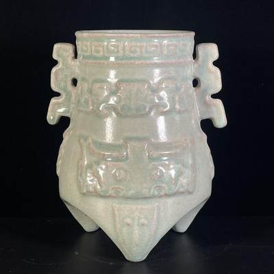 精品老瓷器专场 - 汝窑冰裂纹三足炉双耳尊