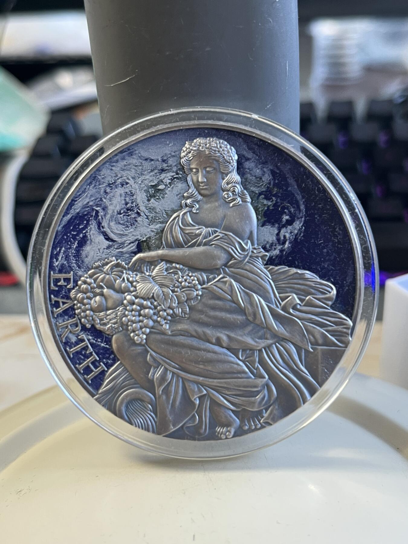 第177期拍卖【长期征集拍品】 喀麦隆2022年行星之神系列10地球-盖亚2盎司彩银币，999银，发行500枚