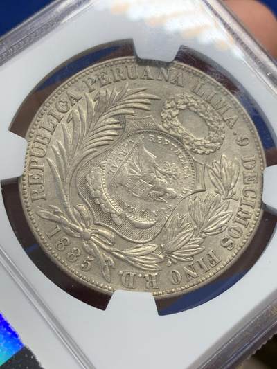 《竞宝斋》第423场 周日，周一，周二  3场连拍 （全场包邮） NGC AU55 危地马拉1894年加盖秘鲁坐人1比索1885年银币，细节非常清晰，加盖位置居中，比较难得。