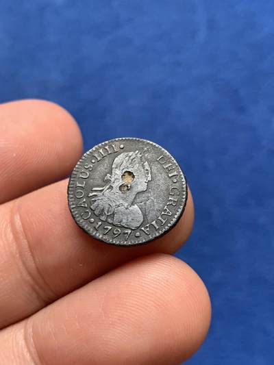 《竞宝斋》第423场 周日，周一，周二  3场连拍 （全场包邮） 1797年西属智利1/2里亚尔银币，比起墨西哥、秘鲁、玻利维亚来说，智利银币的发行量是仅次于哥伦比亚第二稀少的地区，存世量更是稀少。正面：卡洛斯四世胸像，下方纪年铭文：CAROLUS IIII DEI GRATIA（卡洛斯四世·承神恩）背面：皇冠盾徽与海格力斯柱。铭文：HISPAN ET IND REX（西班牙与西印度群岛国王）So/智利圣迭戈厂标，FJ/验金师字母缩写。状态如图，原包浆未清洗，人