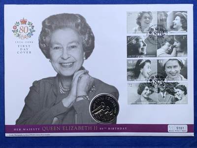《竞宝斋》第423场 周日，周一，周二  3场连拍 （全场包邮） - 英国2006年伊丽莎白二世女王八十寿辰纪念限量邮币封。同题材2006年5英镑克朗型纪念币，皇家礼号，女王万岁。超大设计，黑白经典。