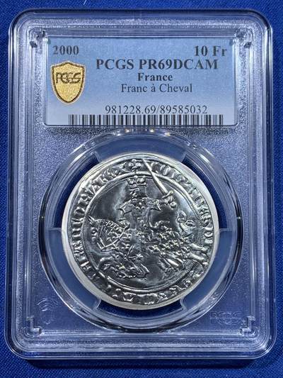 《竞宝斋》第423场 周日，周一，周二  3场连拍 （全场包邮） 冠军分 PCGS PR69DCAM 法国2000年10法郎银币，发行量仅1662枚，克劳斯目录未记录出谱品种，正面采用特殊工艺有别于普通精制工艺，图案为在1360年，为了筹集资金以赎回被英军俘虏的国王法约翰二世(Jeanllle Bon)，国首次发行的法郎--骑马法郎(franc à cheval)PCGS唯一评级记录。