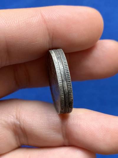 《竞宝斋》第423场 周日，周一，周二  3场连拍 （全场包邮） 三枚一组 云南小双旗 边有点小磨损 底板细节见图