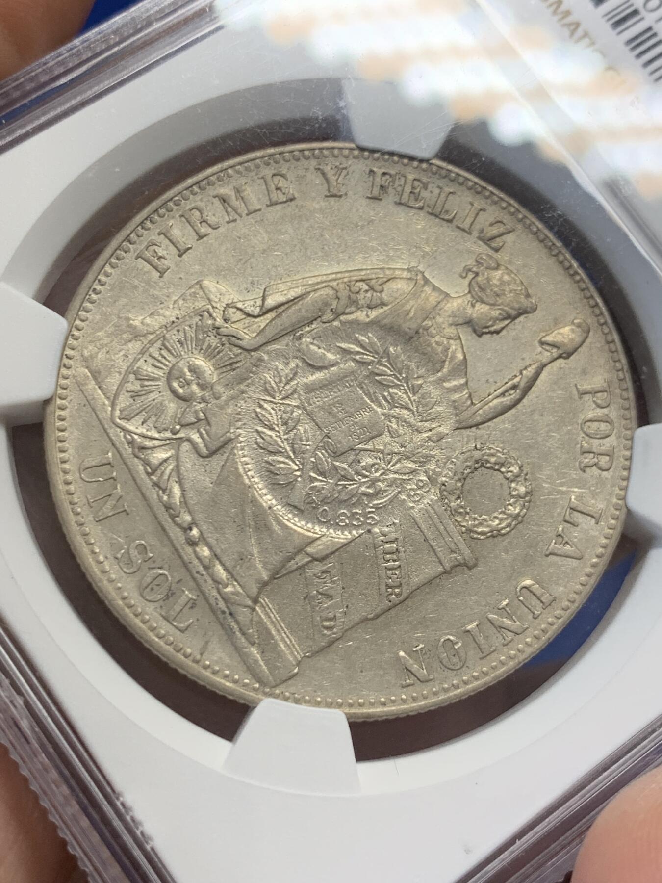 《竞宝斋》第423场 周日，周一，周二  3场连拍 （全场包邮） NGC AU55 危地马拉1894年加盖秘鲁坐人1比索1885年银币，细节非常清晰，加盖位置居中，比较难得。