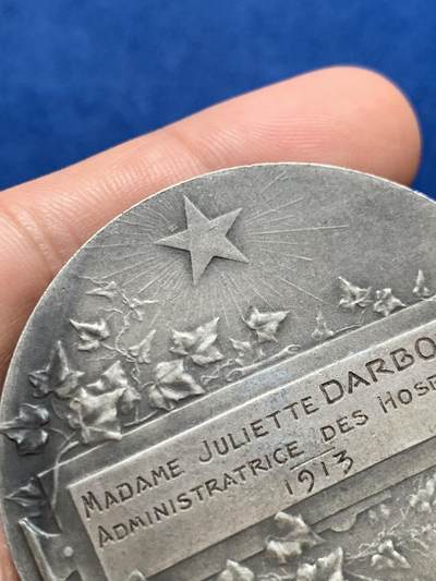 《竞宝斋》第423场 周日，周一，周二  3场连拍 （全场包邮） 法国1913年马赛市民医院纪念银章，城市景观纹章图，丰饶角1AR边铭，49.8mm，63.5克