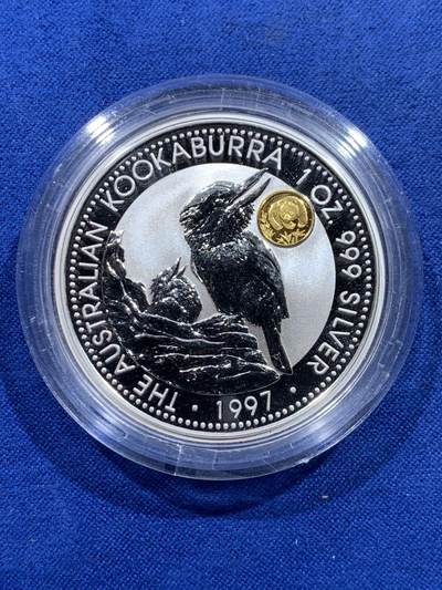 《竞宝斋》第423场 周日，周一，周二  3场连拍 （全场包邮） 澳大利亚 1997年 笑翠鸟 熊猫镶嵌银币 含纯银1盎司999银，镶嵌部分重0.5克黄金，发行1.5万枚，为上海国际钱币展而发行