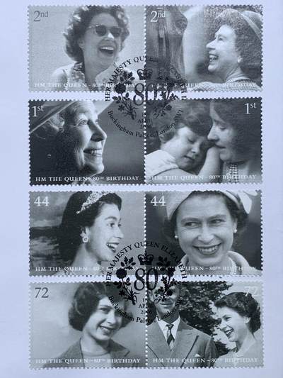 《竞宝斋》第423场 周日，周一，周二  3场连拍 （全场包邮） 英国2006年伊丽莎白二世女王八十寿辰纪念限量邮币封。同题材2006年5英镑克朗型纪念币，皇家礼号，女王万岁。超大设计，黑白经典。